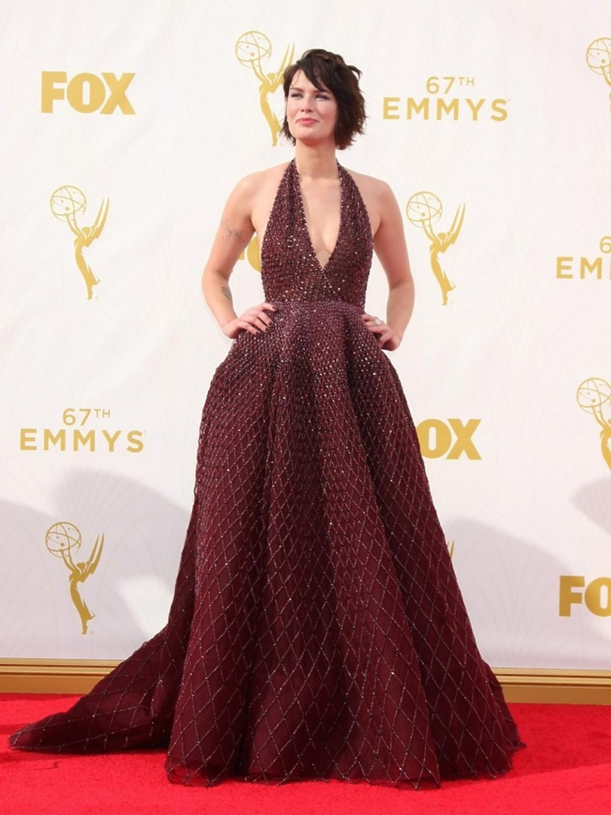 Lena Headey w błyszczącej bordowej sukience