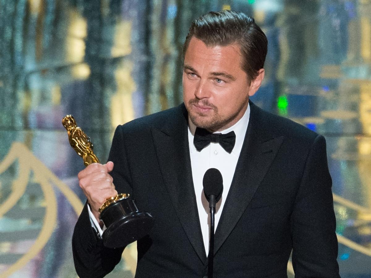 Leonardo DiCaprio w czarnym garniturze