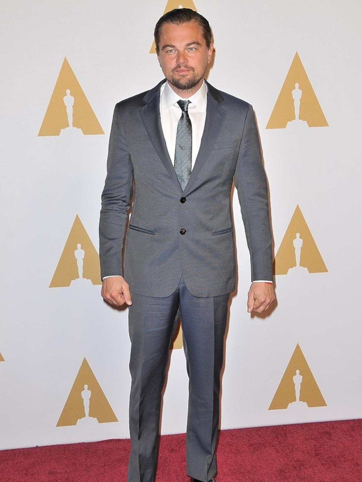 Leonardo DiCaprio w szarym garniturze