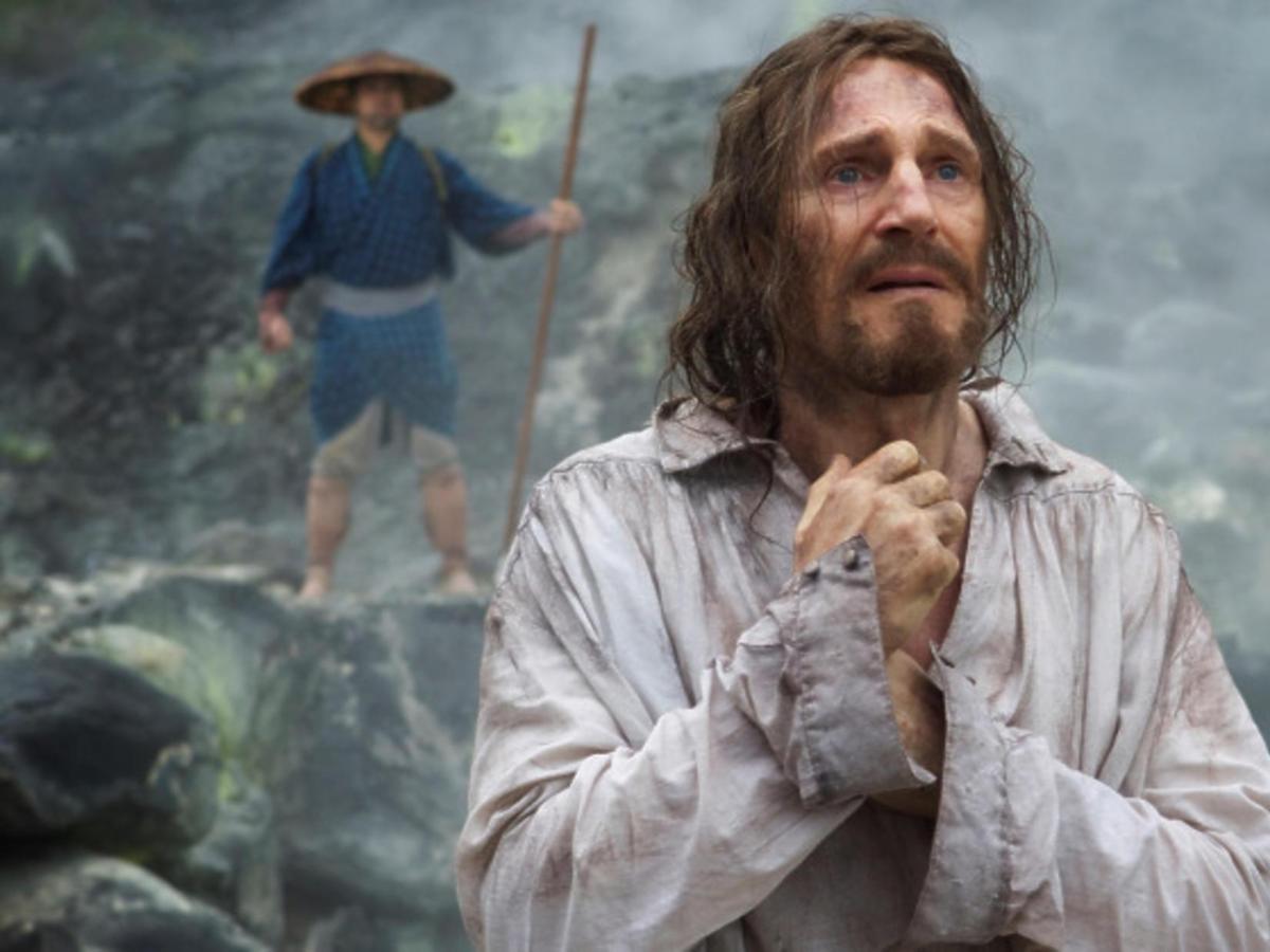Liam Neeson w filmie Milczenie