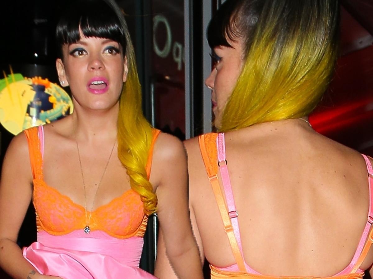Lily Allen w pomarańczowym staniku