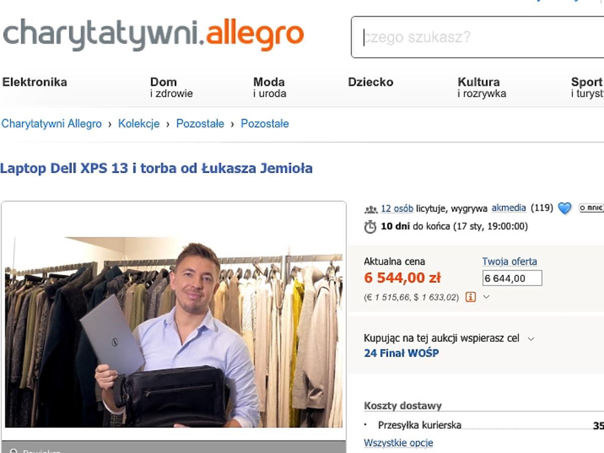 Łukasz Jemioł z laptopem i torbą
