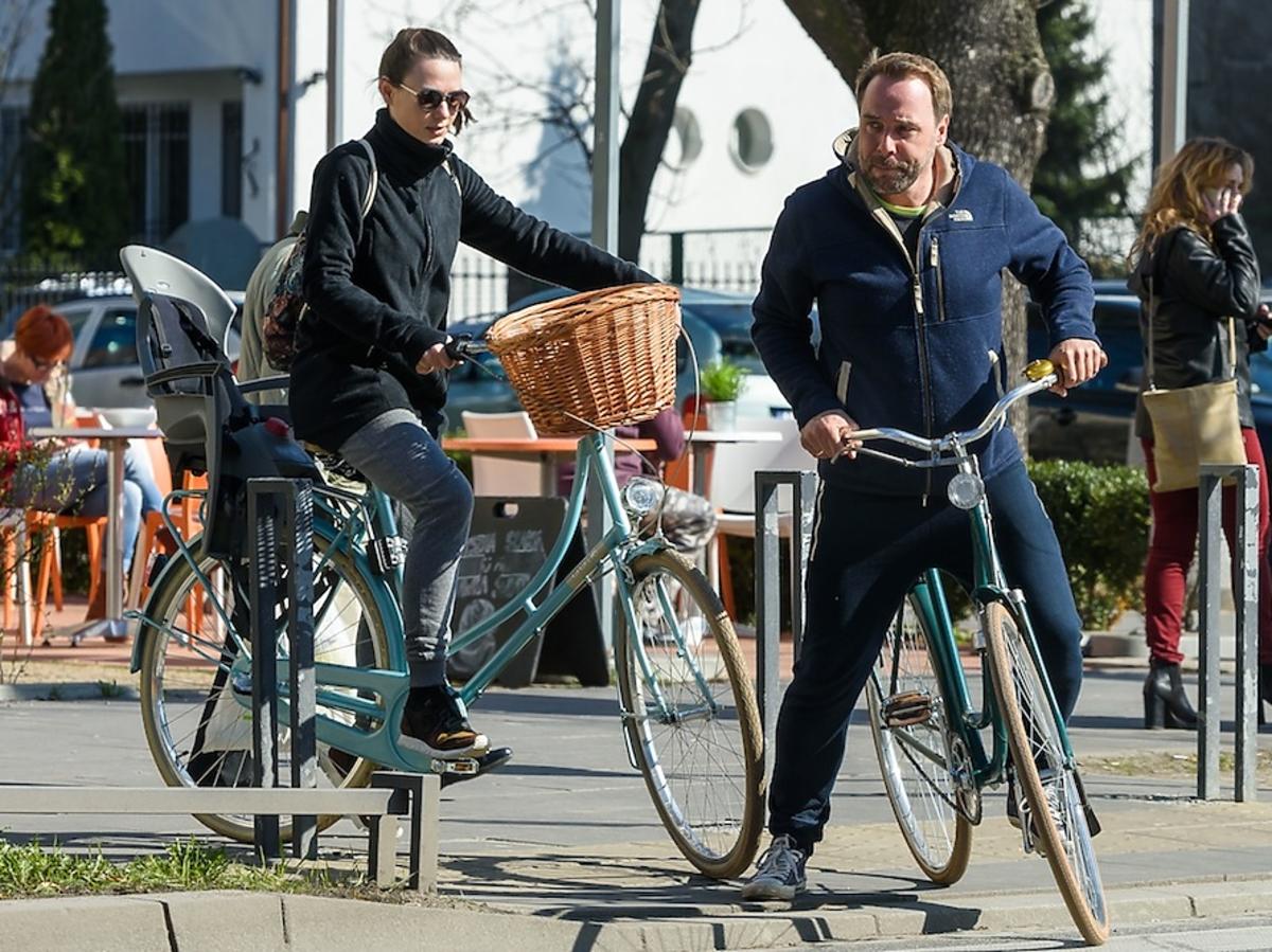 Łukasz Nowicki z nową żoną na rowerach
