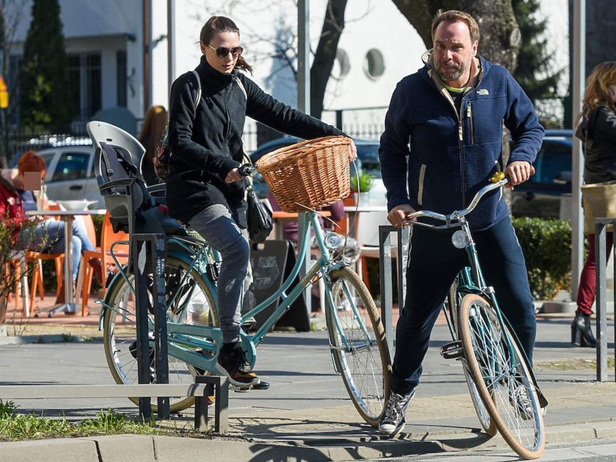 Łukasz Nowicki z nową żoną na rowerach