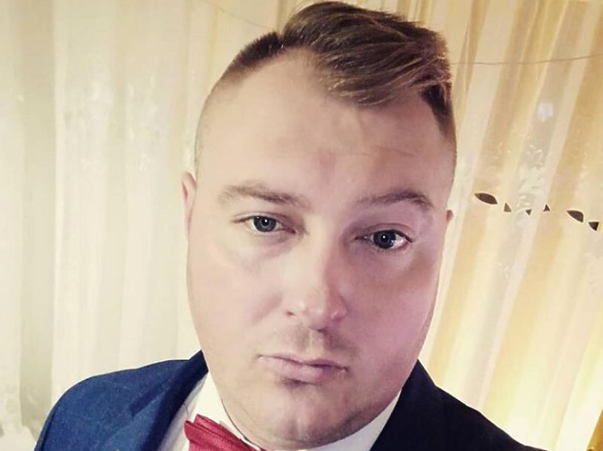 Łukasz Sędrowski w garniturze