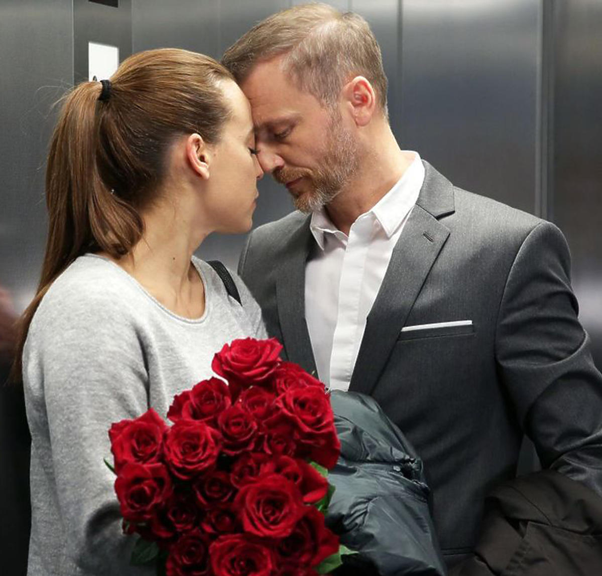 M jak miłość - Magda i Andrzej całują się