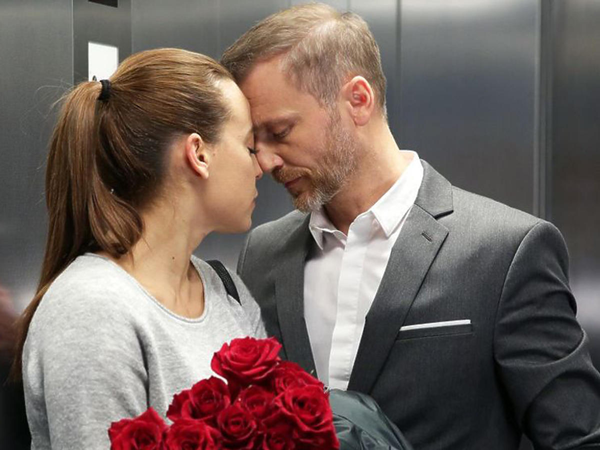 M jak miłość - Magda i Andrzej całują się