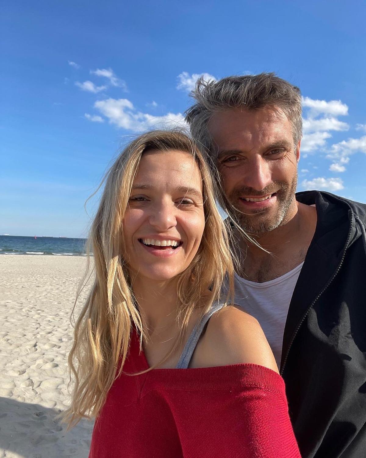 Maciej Dowbor i Joanna Koroniewska na plaży w Sopocie