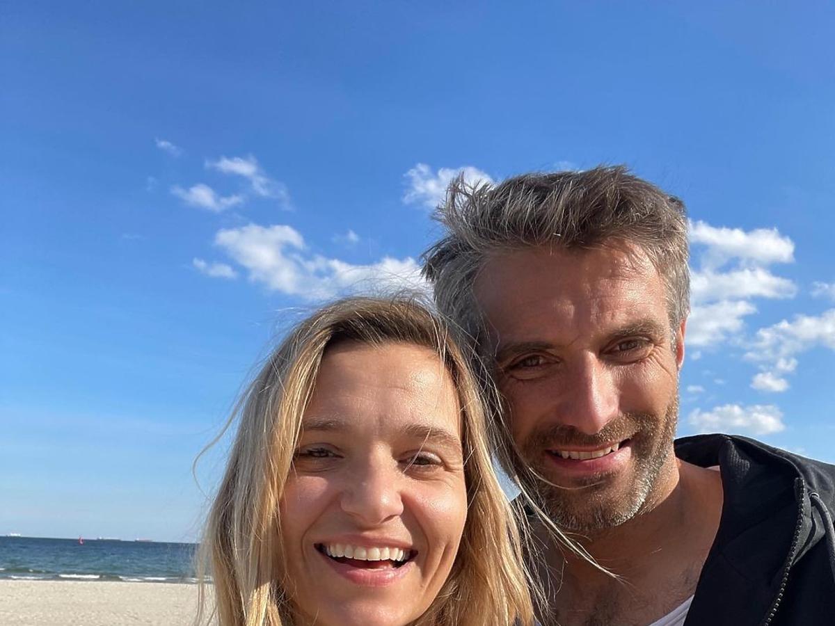 Maciej Dowbor i Joanna Koroniewska na plaży w Sopocie