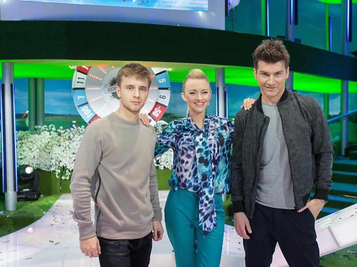 Maciej Kammel w brązowym swetrze