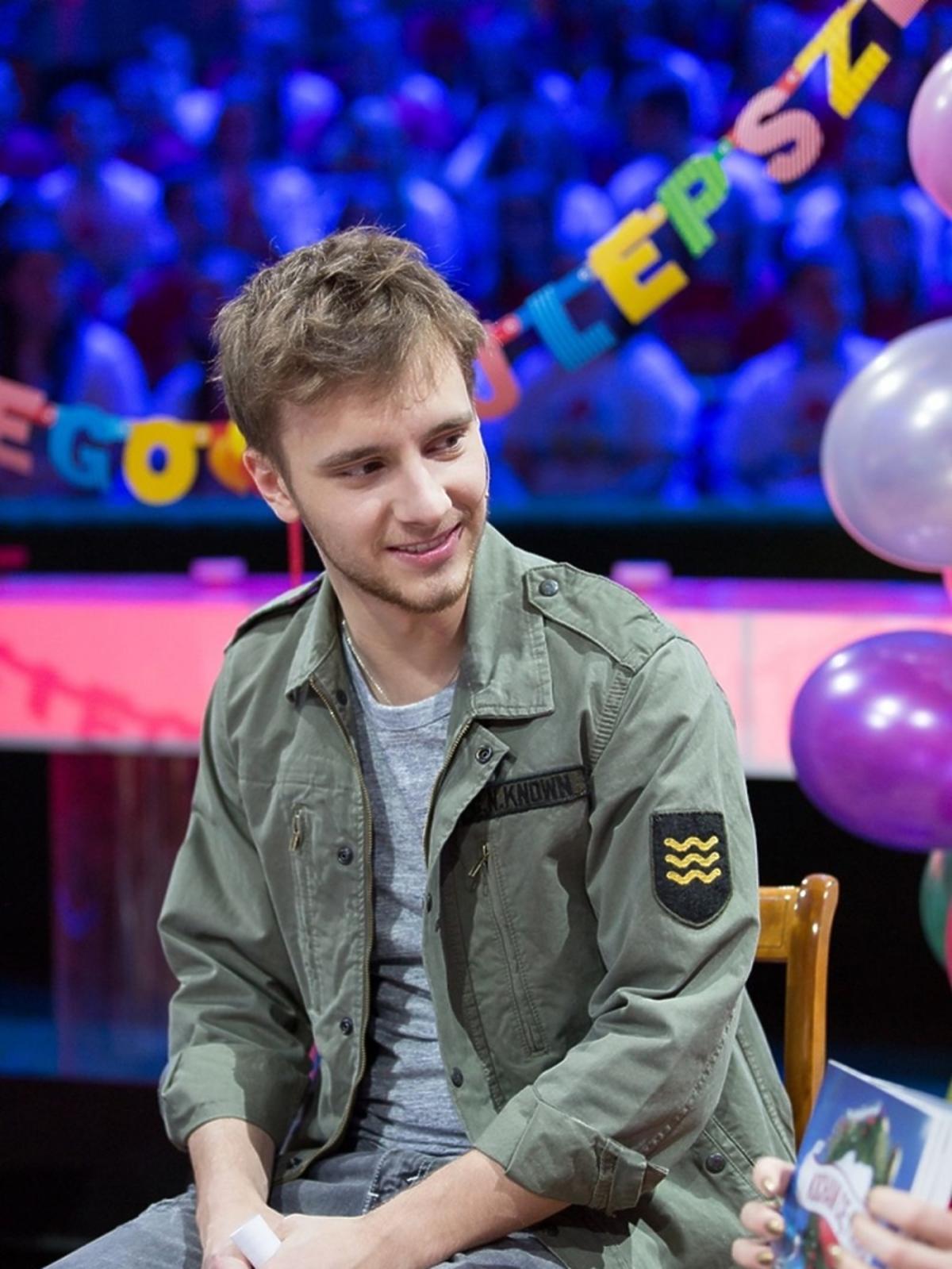Maciej Musiał w kurtce khaki