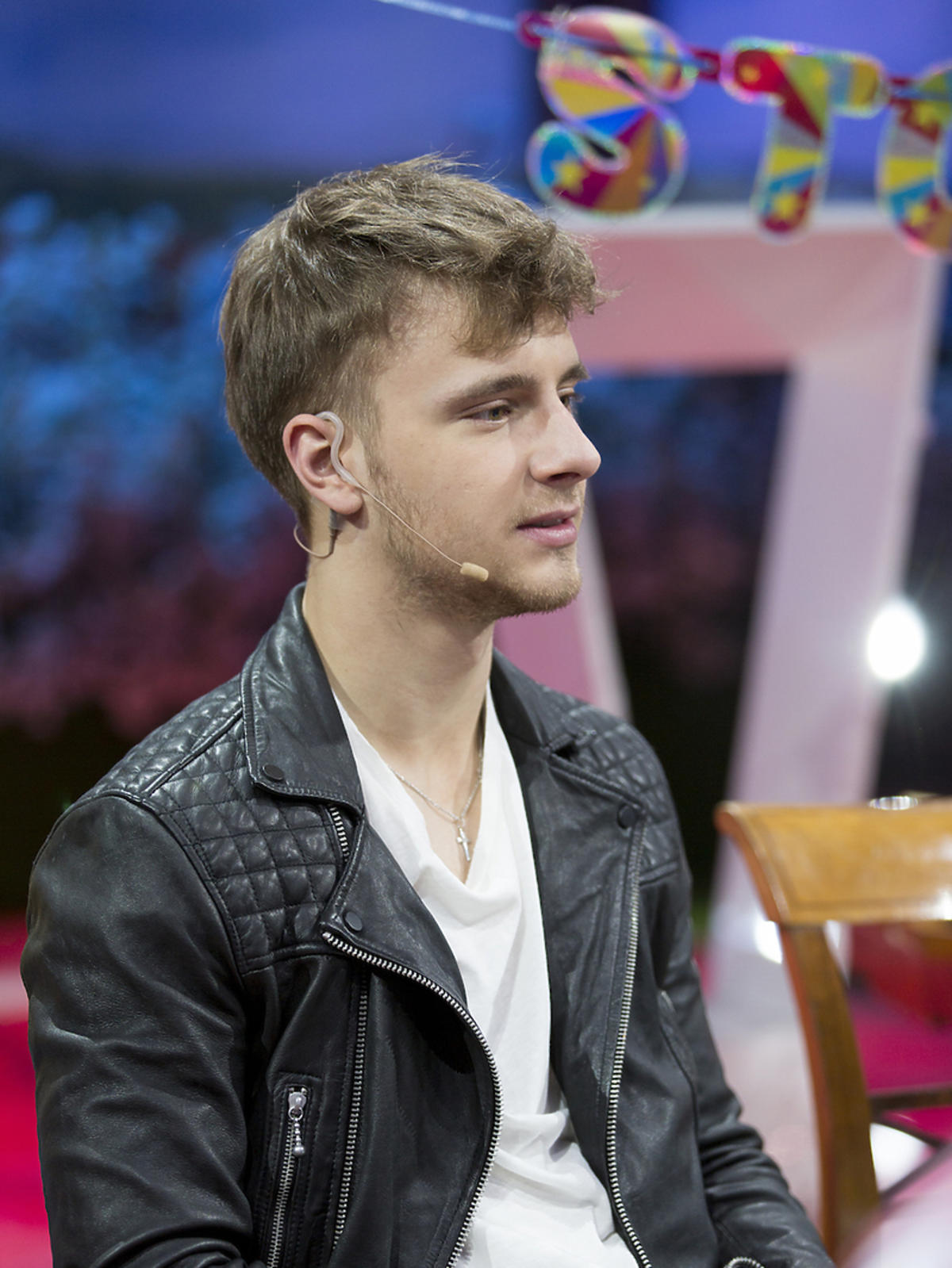 Maciej Musiał w skórzanej kurtce