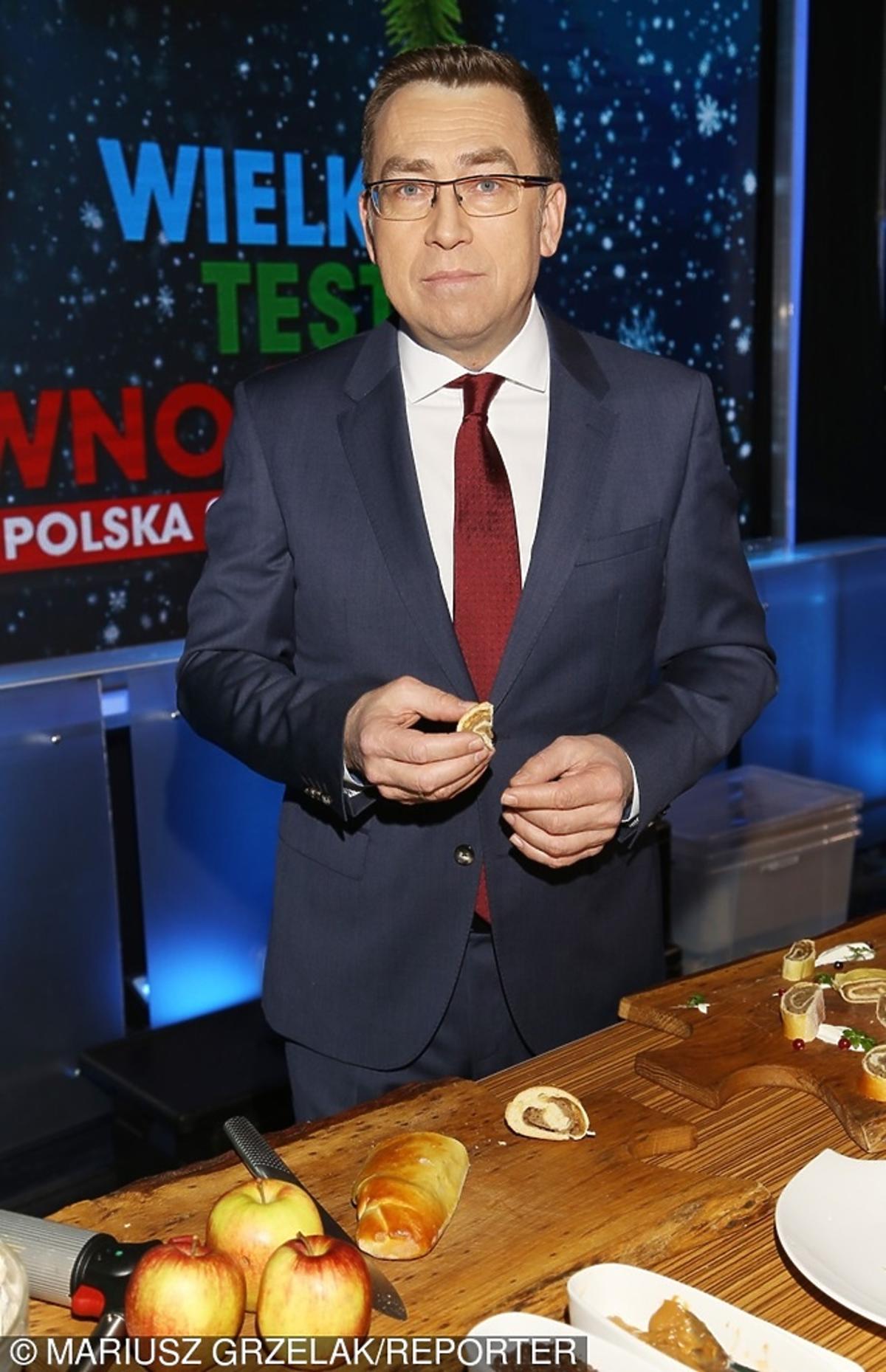 Maciej Orłoś w garniturze