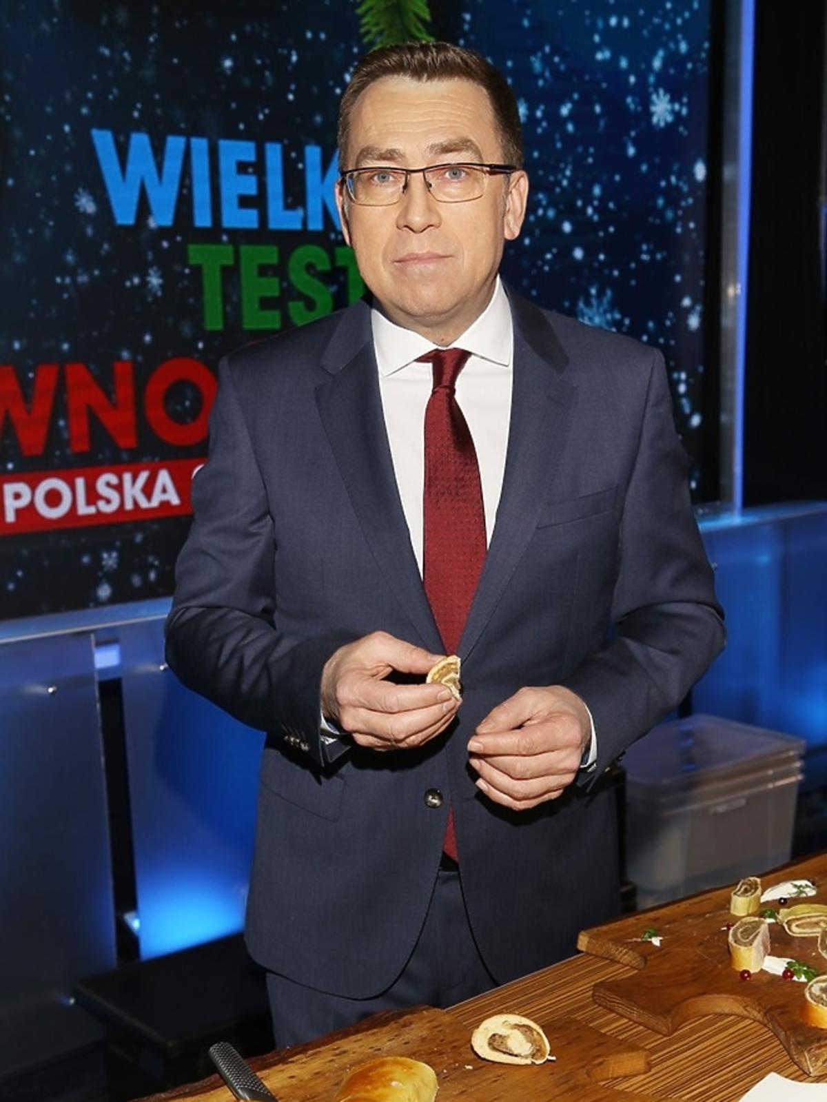 Maciej Orłoś w garniturze