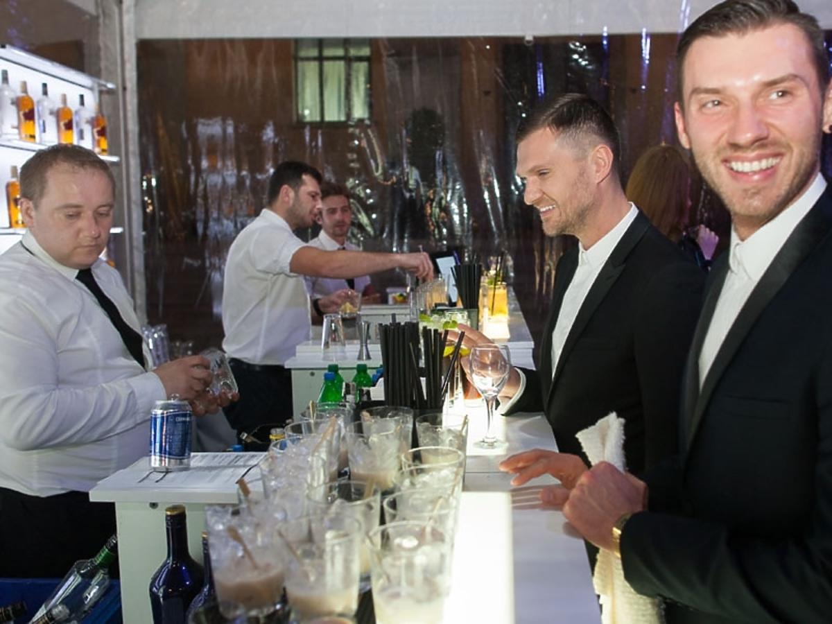 Maciej Zień przy barze na Flesz Fashion Night