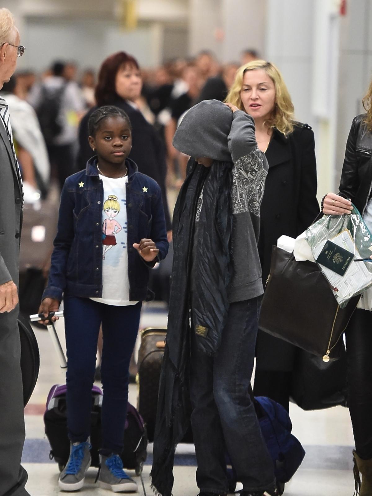 Madonna z dziećmi na lotnisku w Nowym Jorku