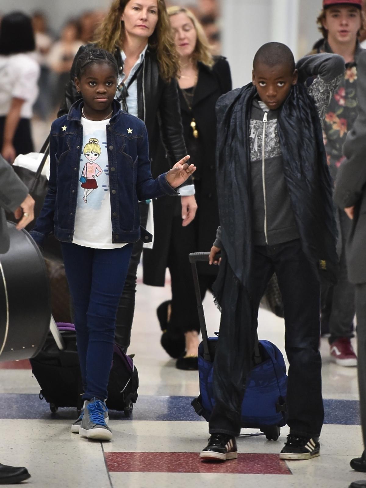 Madonna z dziećmi na lotnisku w Nowym Jorku