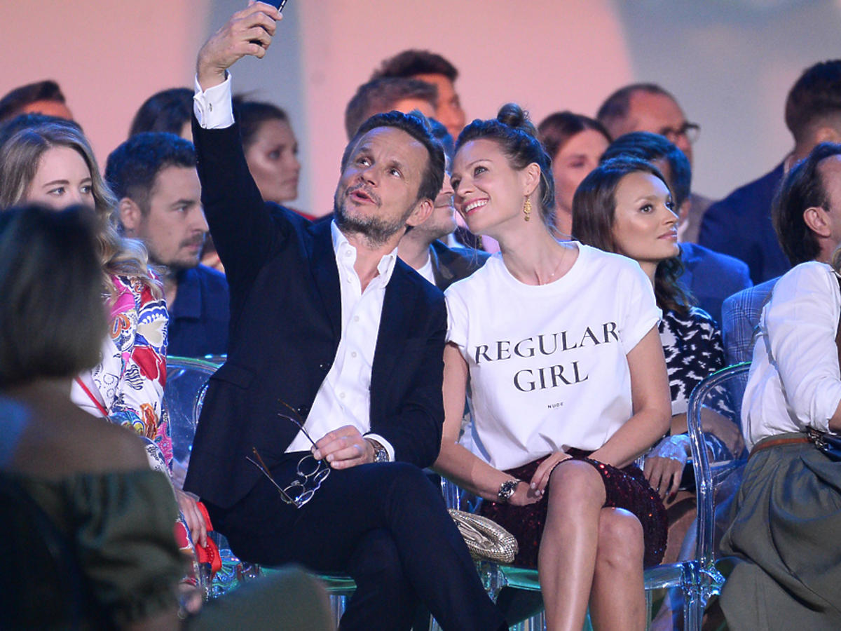 Magda Boczarska i Bartłomiej Topa na konferencji TVN robią sobie selfie