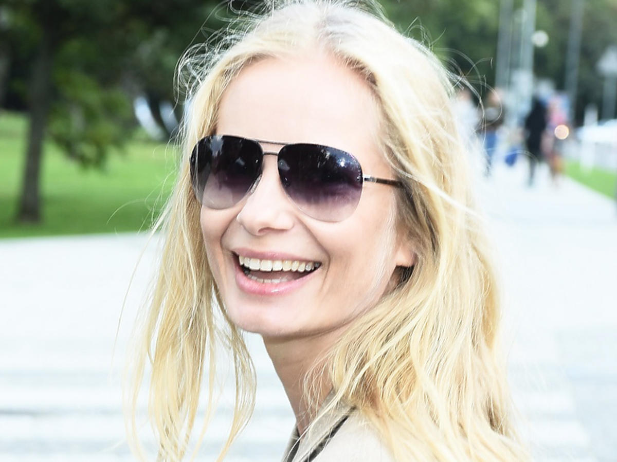 Magda Cielecka roześmiana w okularach przeciwsłonecznych