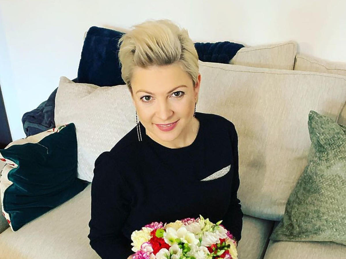 Magda Narożna siedzi na kanapie