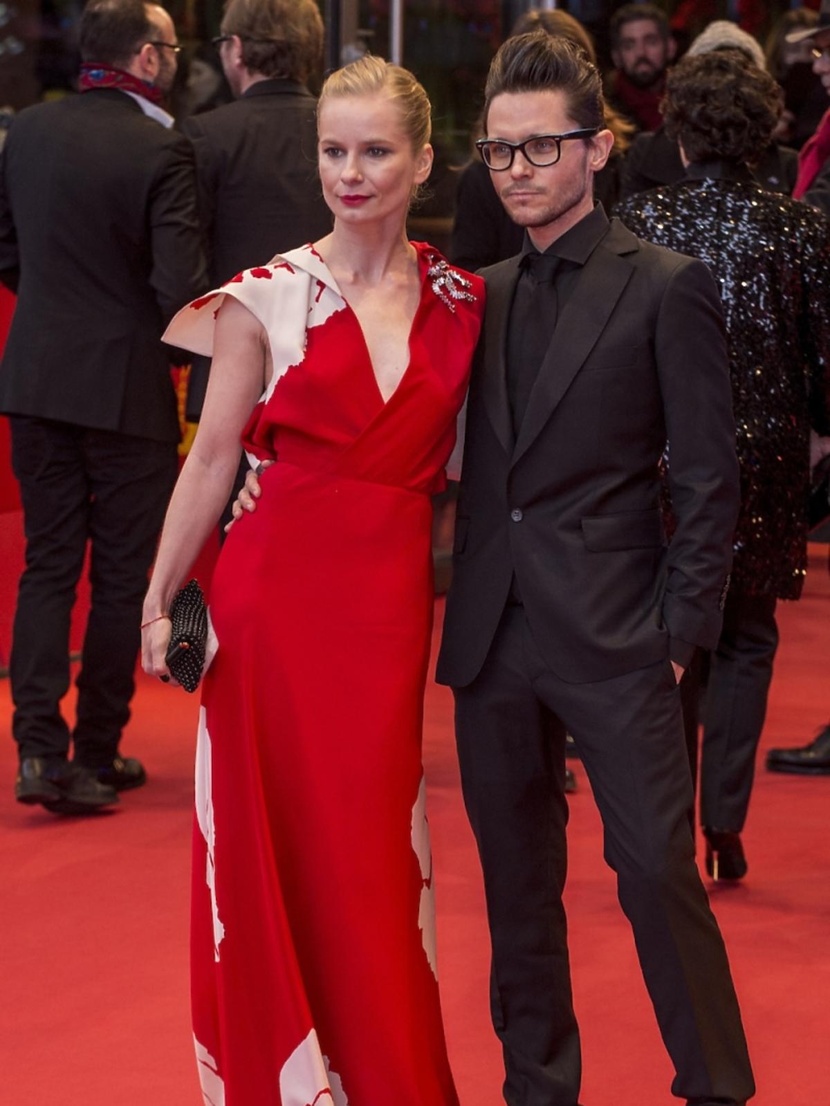 Magdalena Cielecka w czerowonej sukni i Łukasz Wasilewski w czarnym garntirze na czerownym dywanie w Berlinie