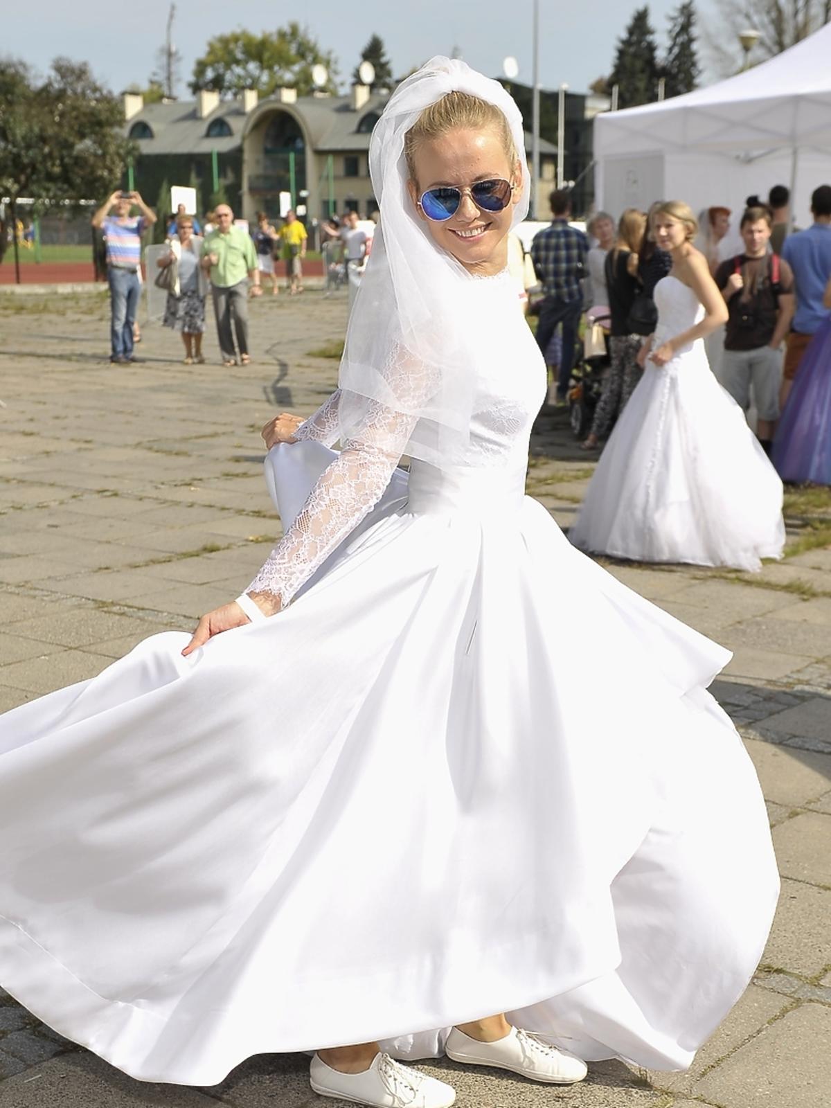 Magdalena Stam podczas biegu w sukniach ślubnych