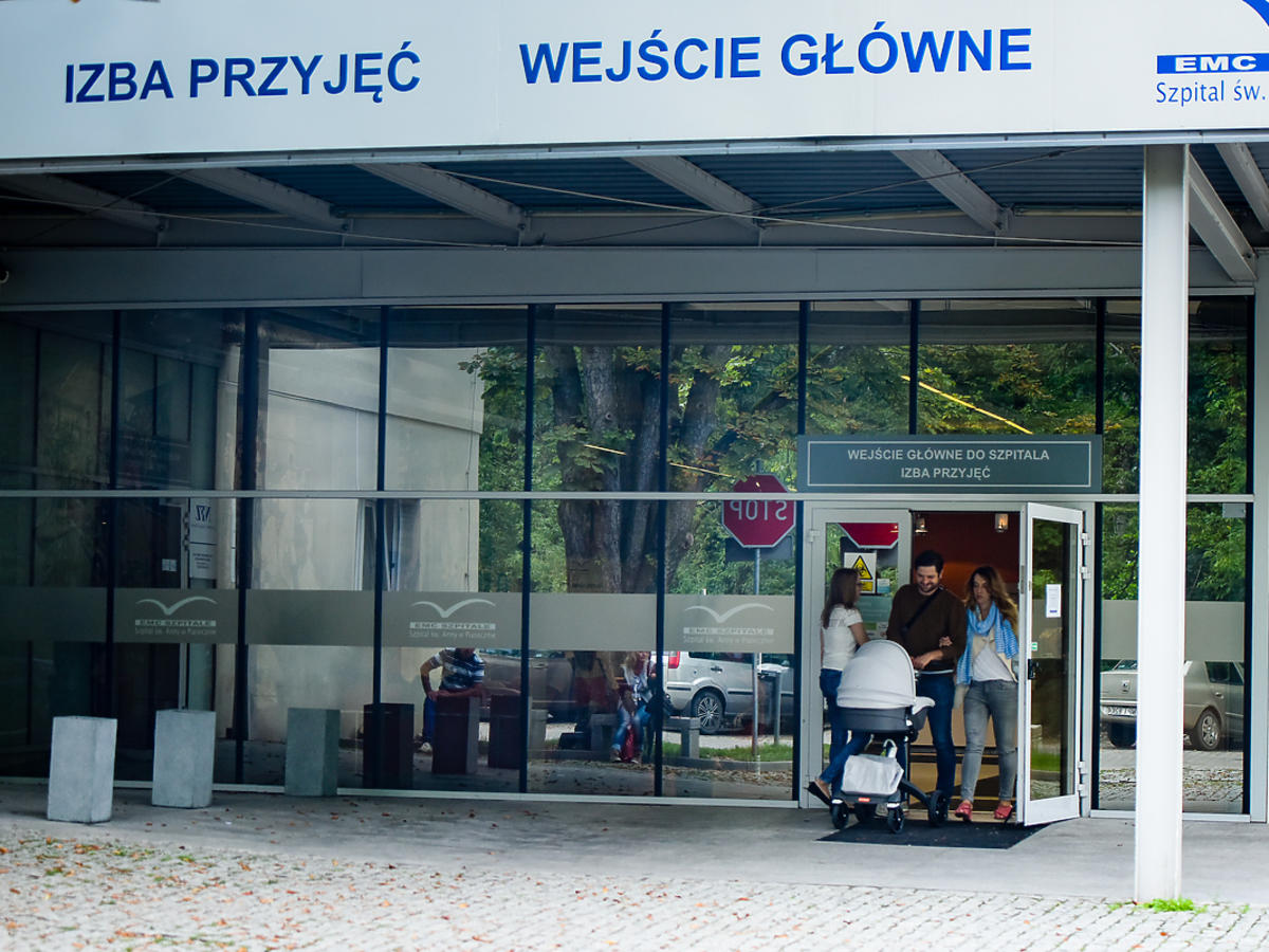 Magdalena Waligórska wychodzi ze szpitala po porodzie