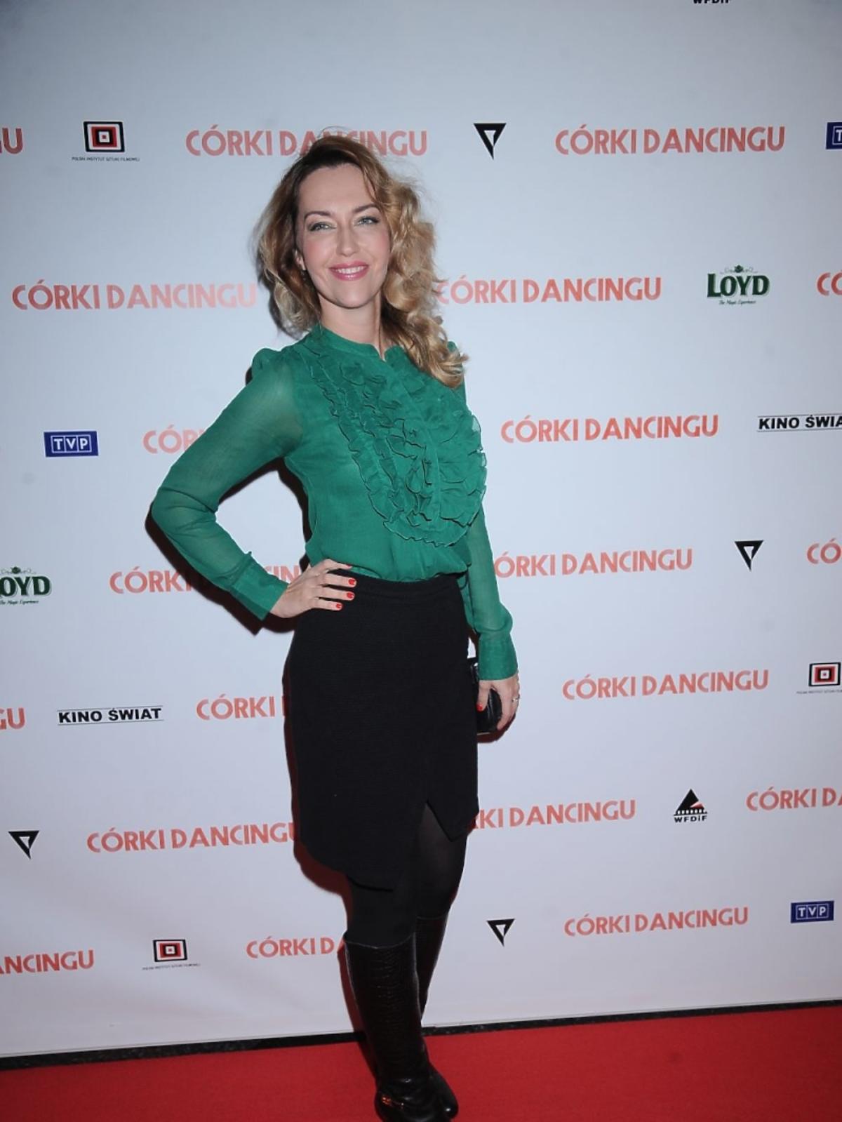 Małgorzata Buczkowska w zielonej bluzce na premierze Córy dancingu