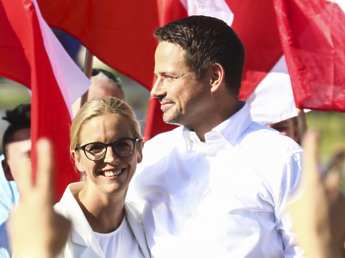 Małgorzata i Rafał Trzaskowscy w białych koszulach