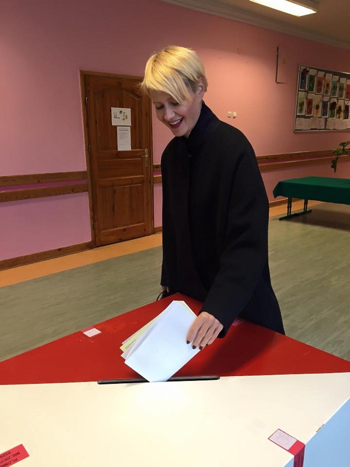 Małgorzata Kożuchowska przy urnie wyborczej