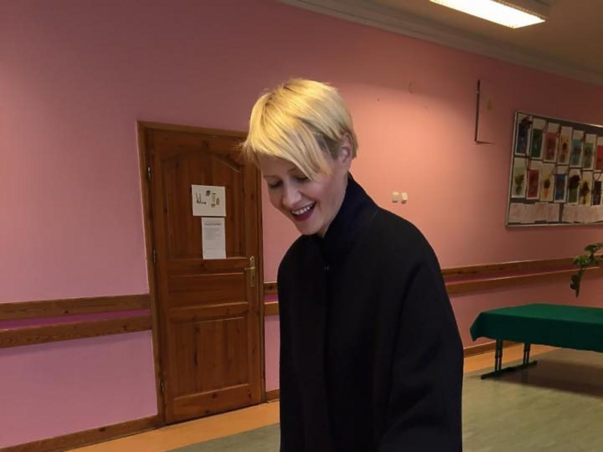 Małgorzata Kożuchowska przy urnie wyborczej