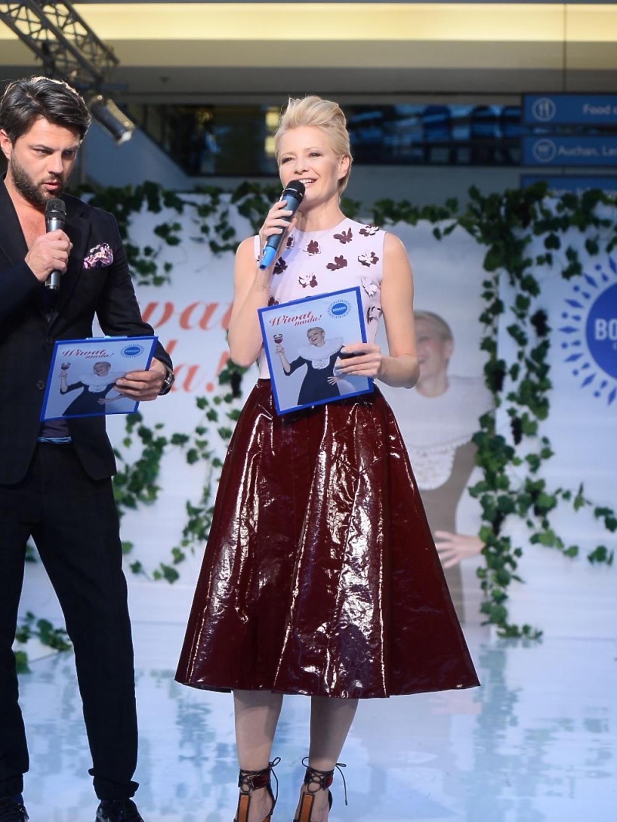 Małgorzata Kożuchowska w bordowej spódnicy i Olivier Janiak w niebieskim garniturze
