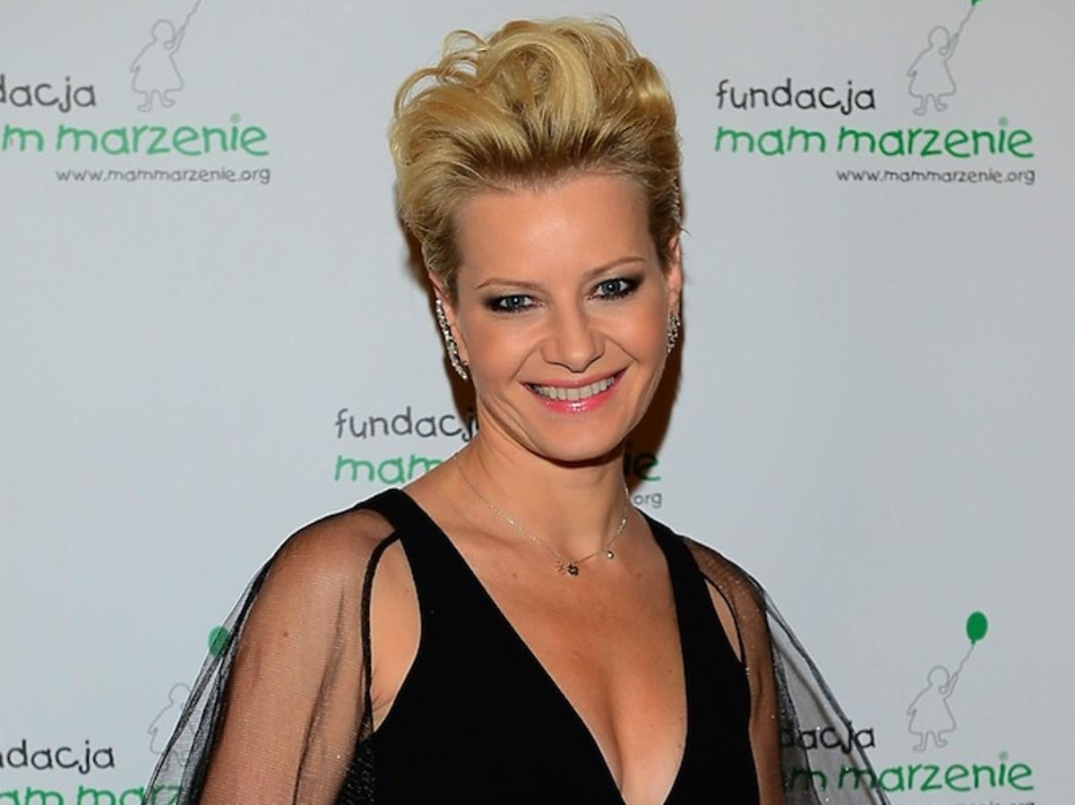 Małgorzata Kożuchowska w czarnej dopasowanej sukni poprowadziła licytację dla Fundacji Mam Marzenie