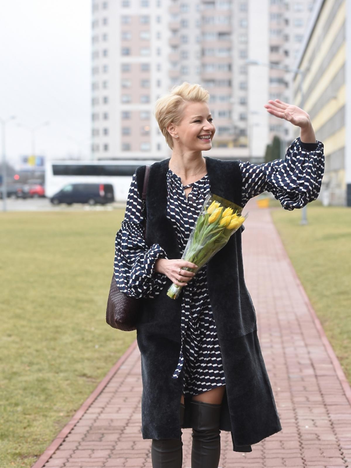 Małgorzata Kożuchowska w czarno białej sukience i kozakach