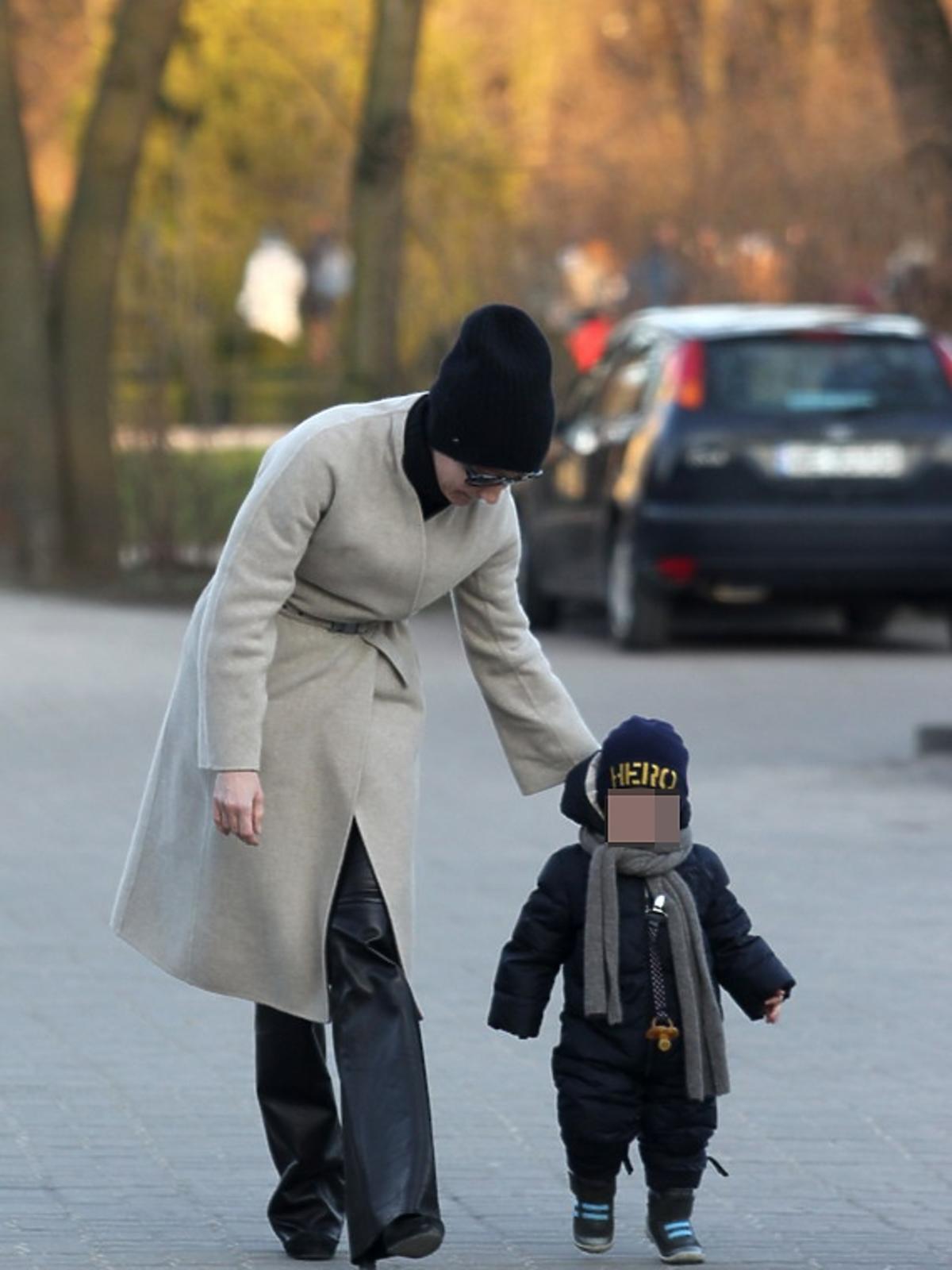 Małgorzata Kożuchowska w czarnych okularach z synem Jankiem idą ulicą