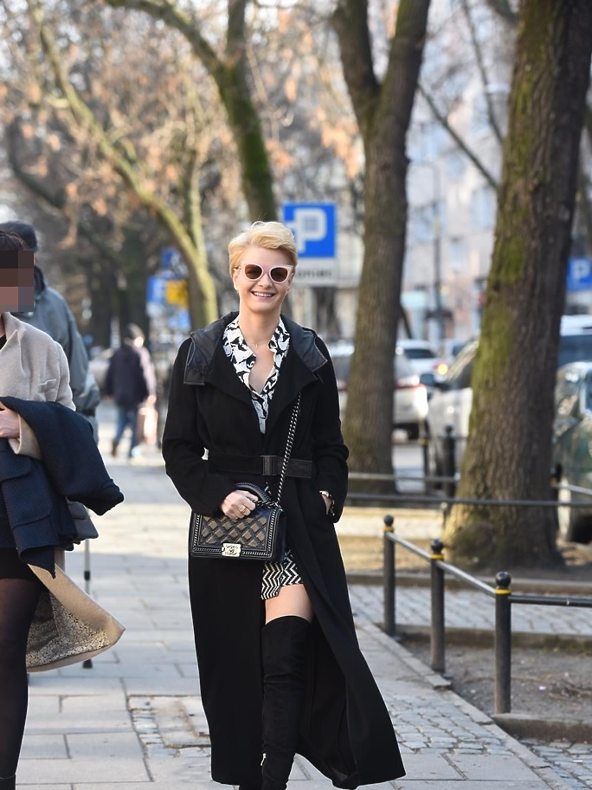 Małgorzata Kożuchowska w czarnym płaszczu