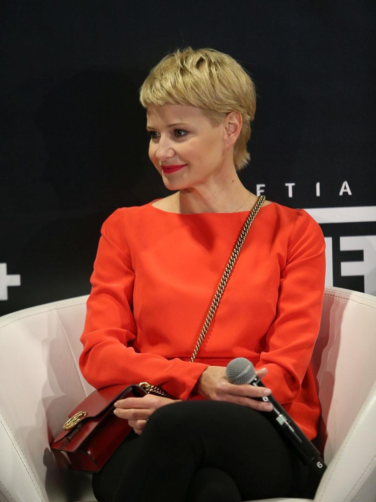 Małgorzata Kożuchowska w czerwonej bluzce