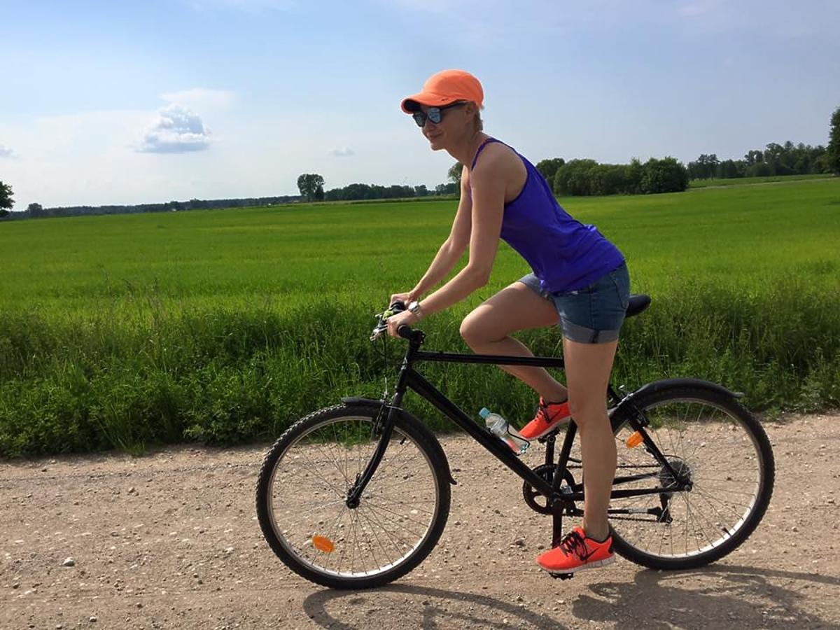 Małgorzata Kożuchowska w szortach, na rowerze, w sportowych butach