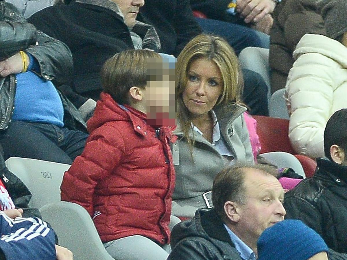 Małgorzata Rozenek i Radek Majdan z dziećmi na meczu Polska Szkocja. Rozenek z Majdanem paparazzi