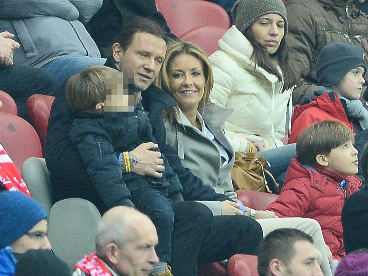 Małgorzata Rozenek i Radek Majdan z dziećmi na meczu Polska Szkocja. Rozenek z Majdanem paparazzi