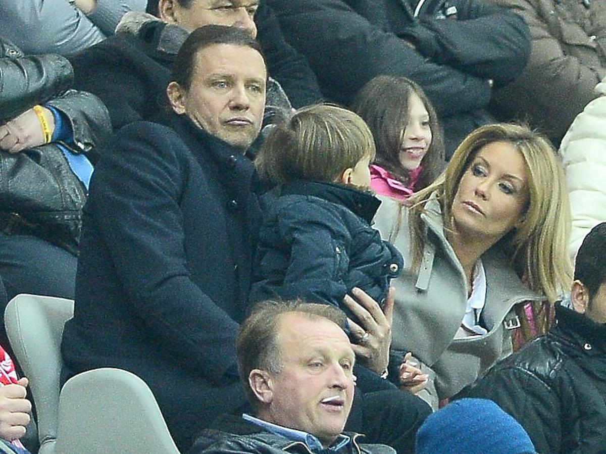 Małgorzata Rozenek i Radek Majdan z dziećmi na meczu Polska Szkocja. Rozenek z Majdanem paparazzi