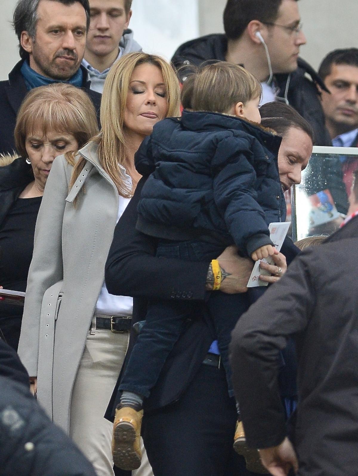 Małgorzata Rozenek i Radek Majdan z dziećmi na meczu Polska Szkocja. Rozenek z Majdanem paparazzi