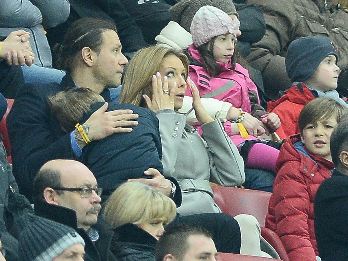 Małgorzata Rozenek i Radek Majdan z dziećmi na meczu Polska Szkocja. Rozenek z Majdanem paparazzi