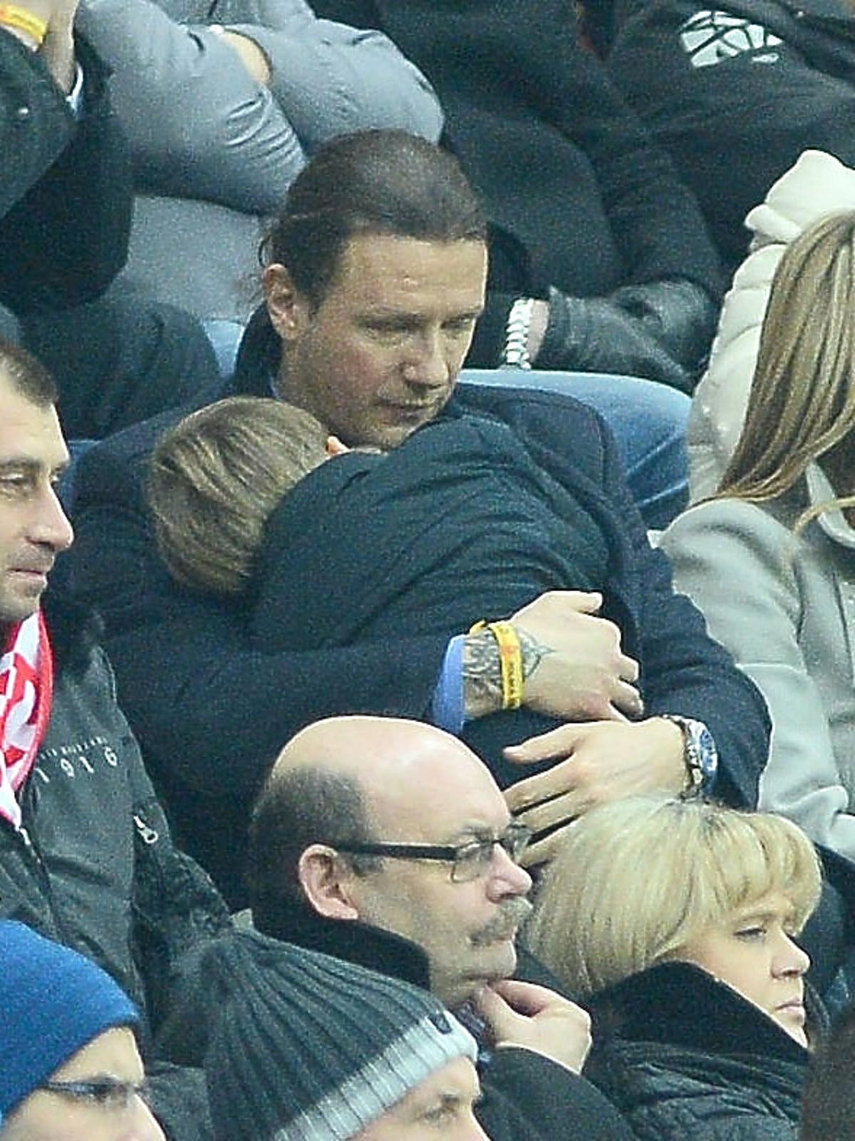 Małgorzata Rozenek i Radek Majdan z dziećmi na meczu Polska Szkocja. Rozenek z Majdanem paparazzi