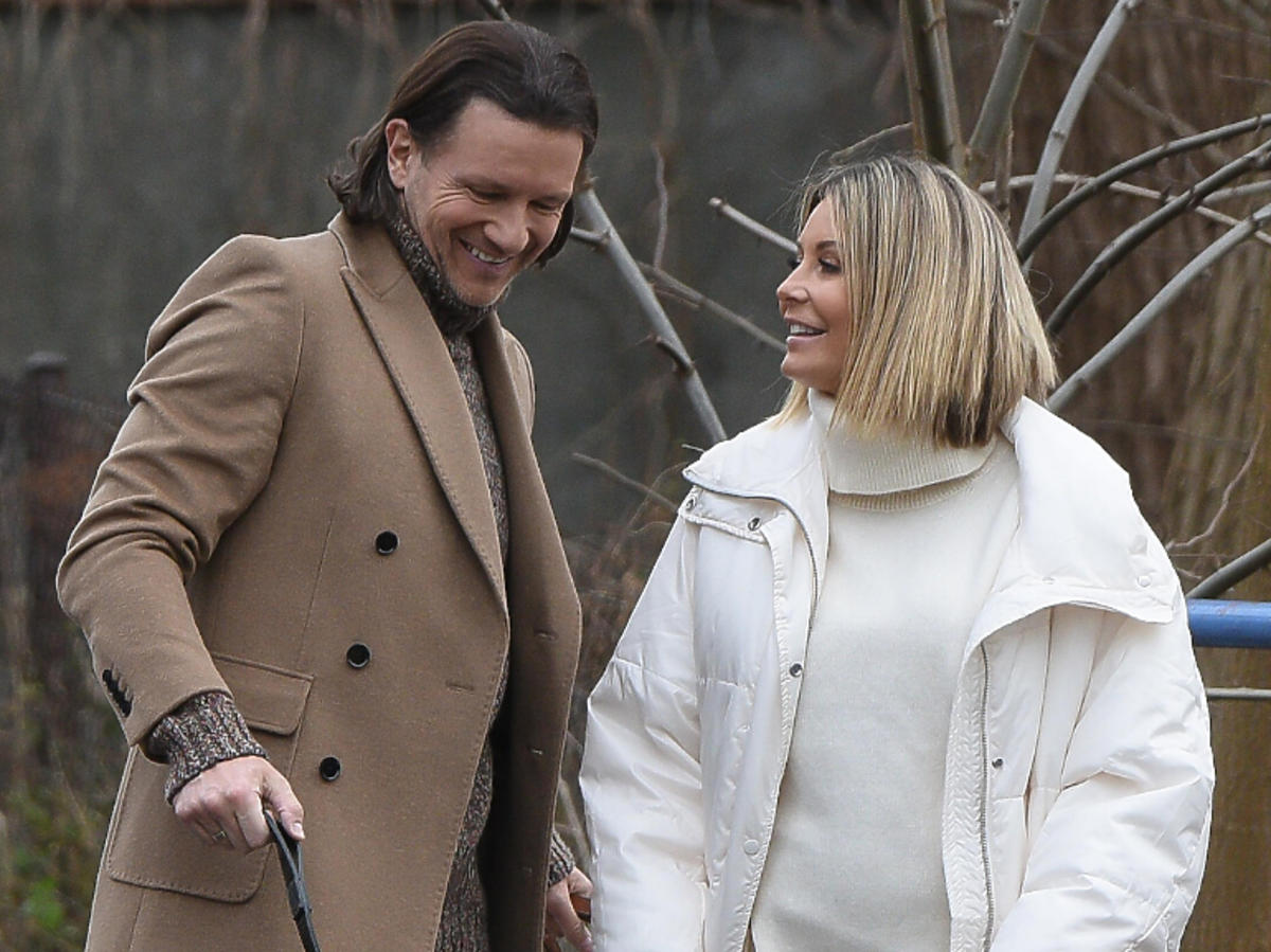 Małgorzata Rozenek i Radosław Majdan na spacerze z psami