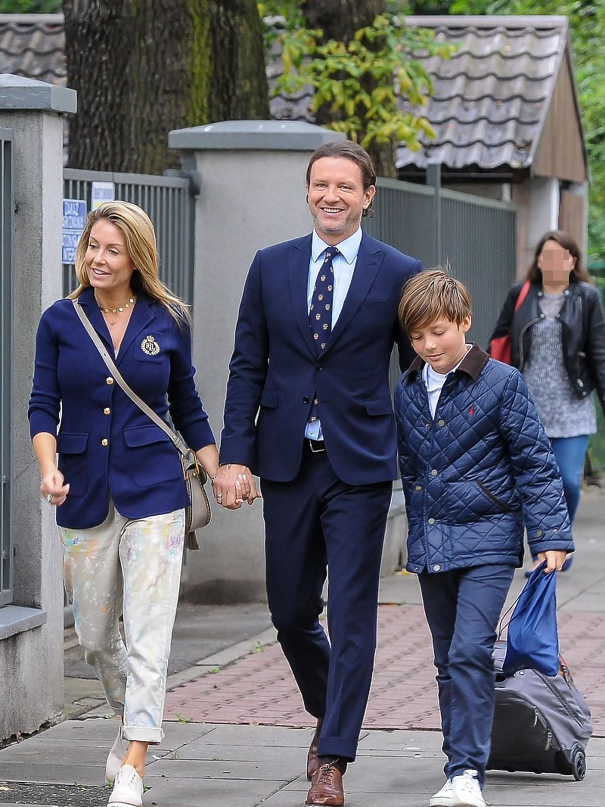 Małgorzata Rozenek i Radosław Majdan z synami gwiazdy w drodze na rozpoczęcie roku szkolnego