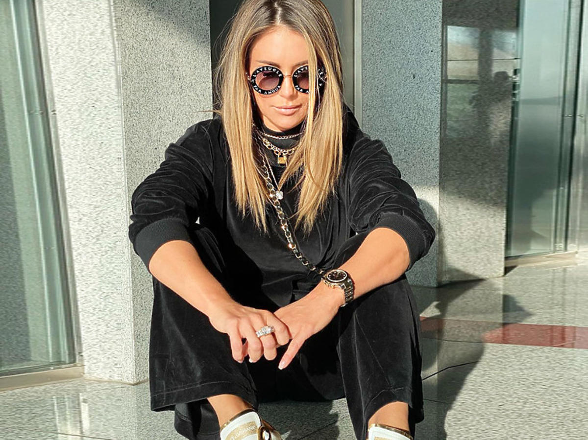 Małgorzata Rozenek-Majdan w czarnym dresie i złotych sneakersach Dolce & Gabbana
