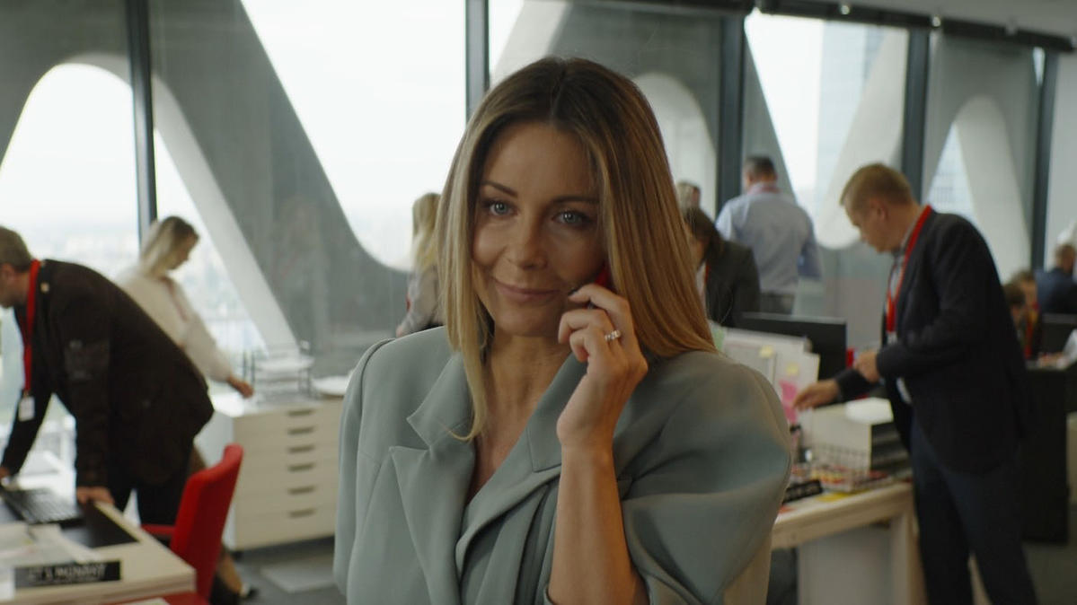 Małgorzata Rozenek w filmie, rozmawia przez telefon