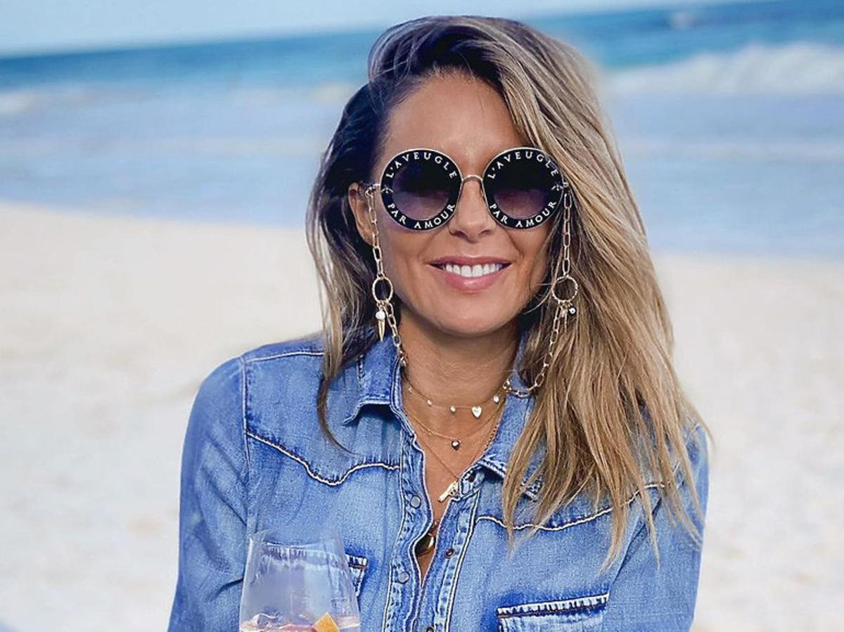 Małgorzata Rozenek w jeansowej koszuli na plaży