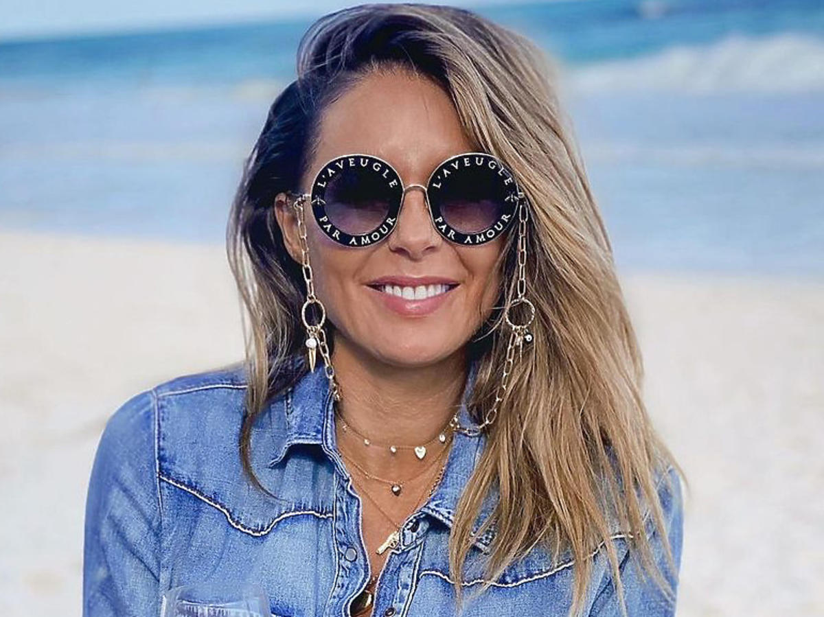 Małgorzata Rozenek w jeansowej koszuli na plaży